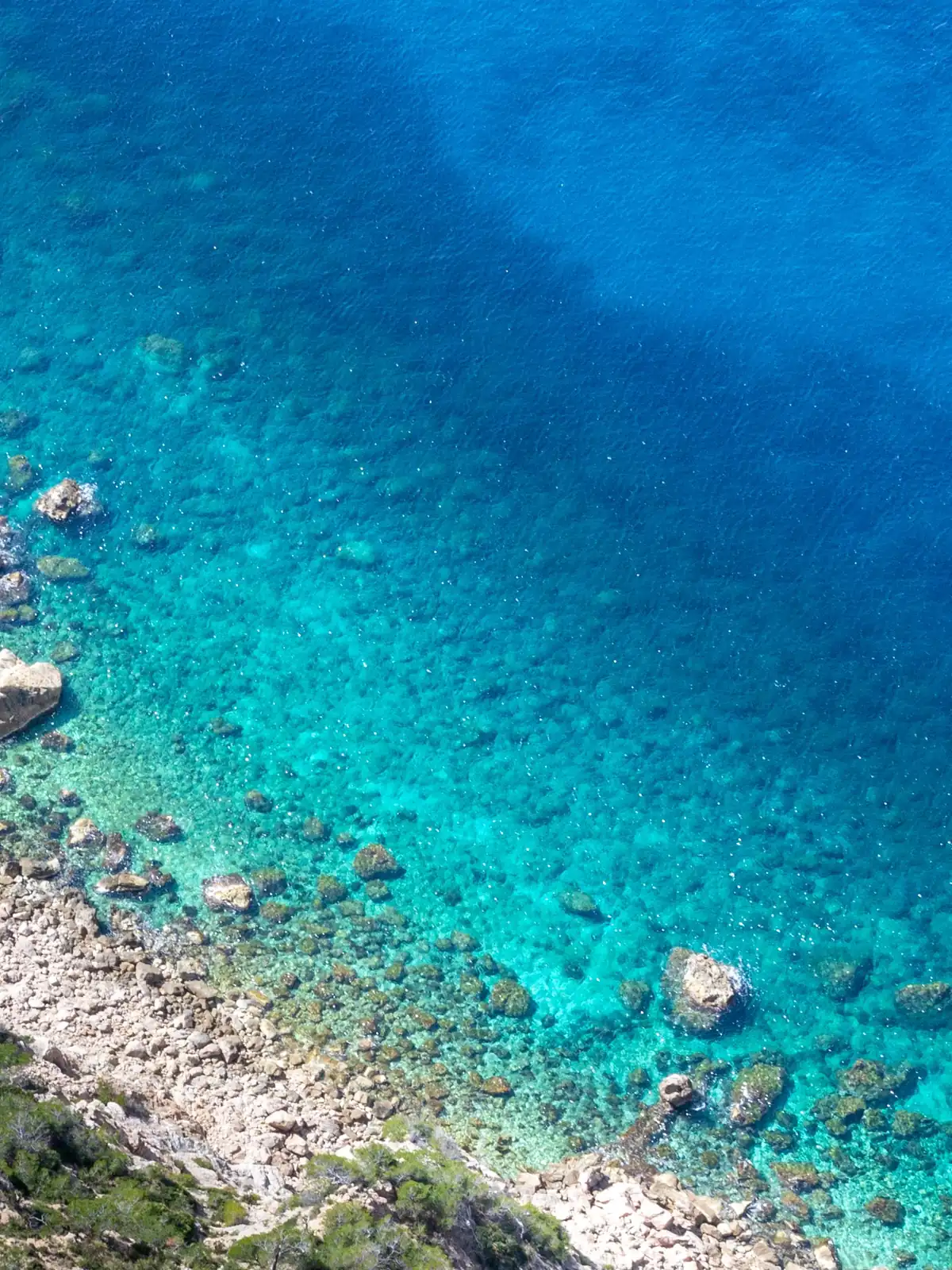 Felsküste der Serra de Tramuntana mit türkisblauem Meer, Mallorca