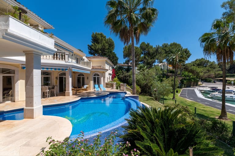 Exklusive Firstline-Villa am Yachthafen von Santa Ponsa
